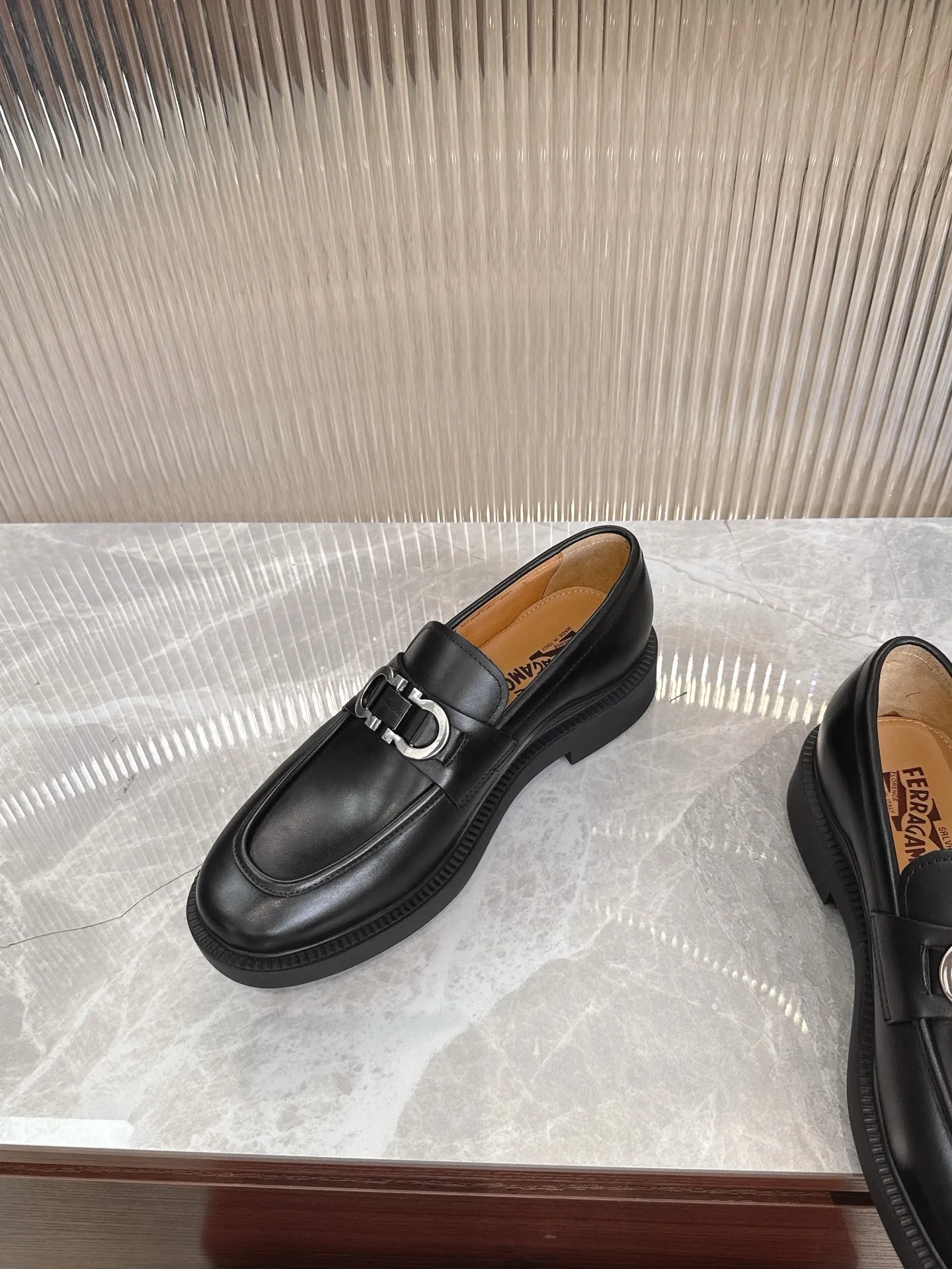 [Ferragam] Top P: 960💰 Size: 39-44 (38. 45.46 can be customized) Ferragamo men's boutique loafers, top quality, imported cowhide upper, water-dyed cowhide lining, original outsole.
